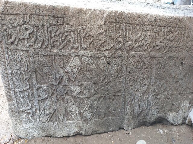 کشف سنگ باستاني حجاري‌ شده در شهرستان سراب