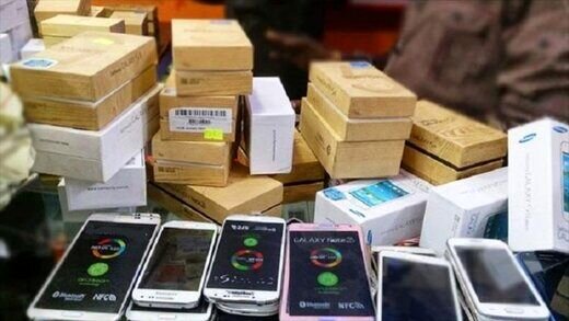 گراني، يقه بازار تلفن همراه را هم گرفت / امسال، واردات چند «دستگاه» کاهش يافت؟